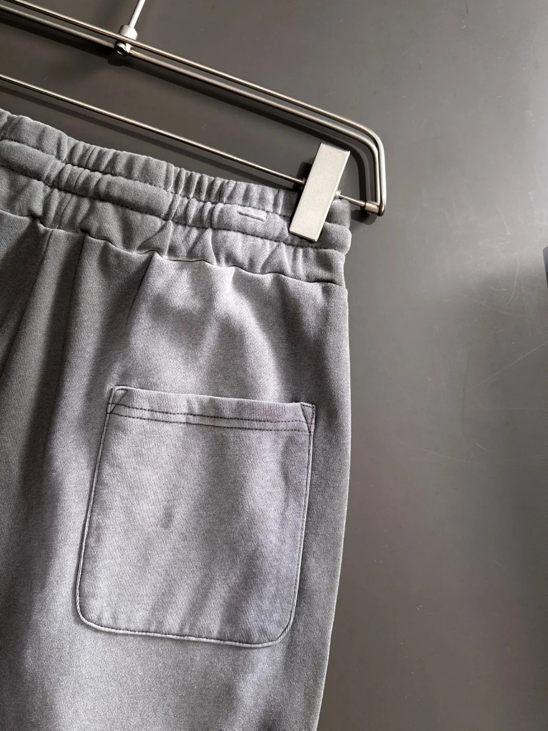 Next day shipment P360 Stone lsland/Stone Island Exclusively launches 25ss autumn and winter new high-quality trousers. Compare real-life details at will. Craftsmanship that ordinary small workshops cannot copy. Top-level ZP development. Unique imported fabric feel. Purely imported German machine production. Precision operation. Ten thousand needle density. A pair of trousers with rich details. You can see the development strength. A full set of new accessories are customized simultaneously. Simple yet elegant. Soft, delicate and comfortable. The upper body is versatile and fashionable. A perfect choice for autumn and winter. A must-have item. Loose fit. Please refer to the size chart when placing an order: S to XL (or state your height and weight when placing an order)